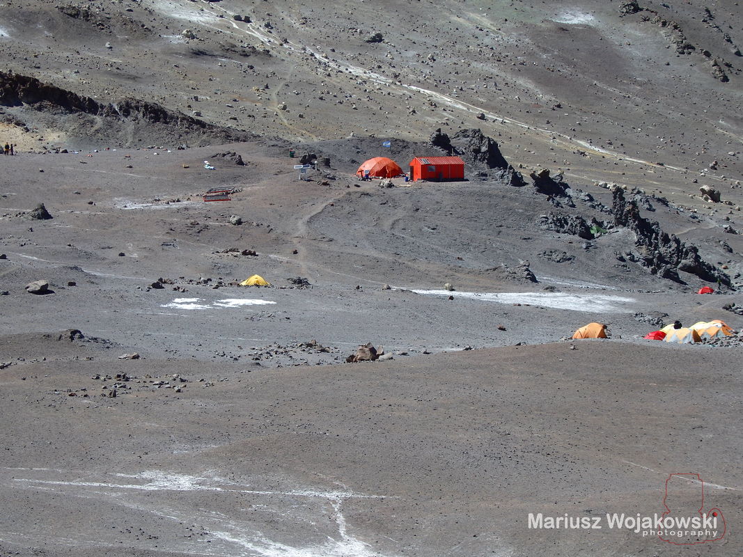 nasz żółty namiocik - pośrodku