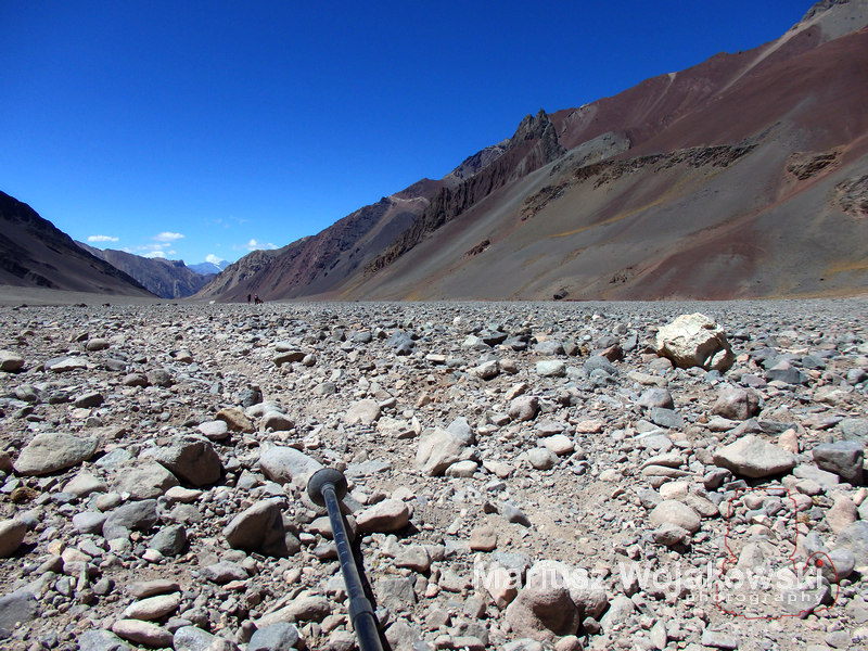 przez kamienną pustynię, dnem kotliny do Plaza del Mulaz