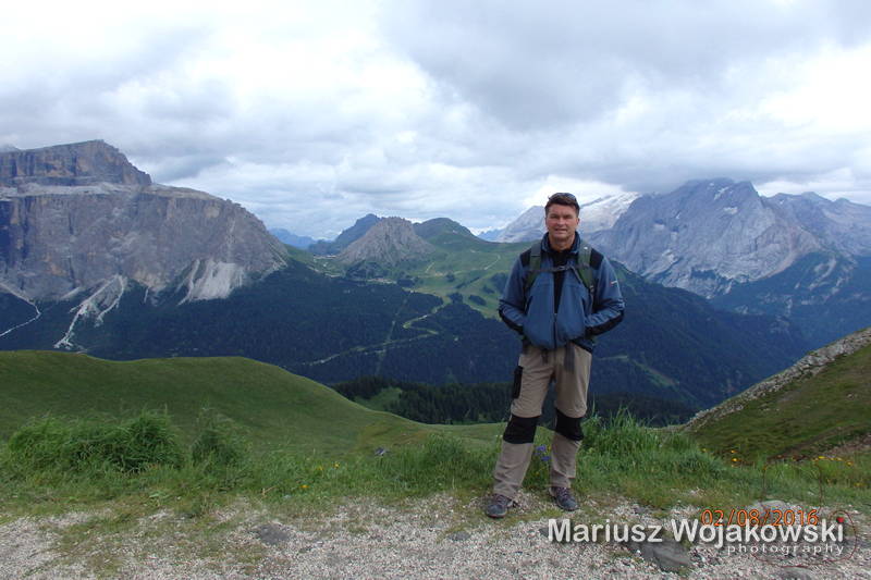 na przełęczy...w tle Sella i Marmolada