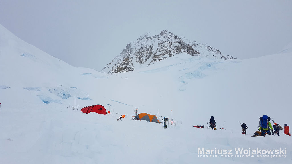 Aklimatyzacja i depozyt na Squirrel Hill