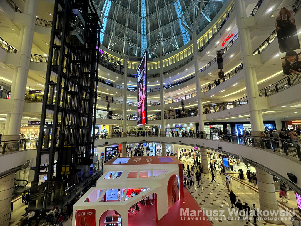 Wewnątrz na galerii 